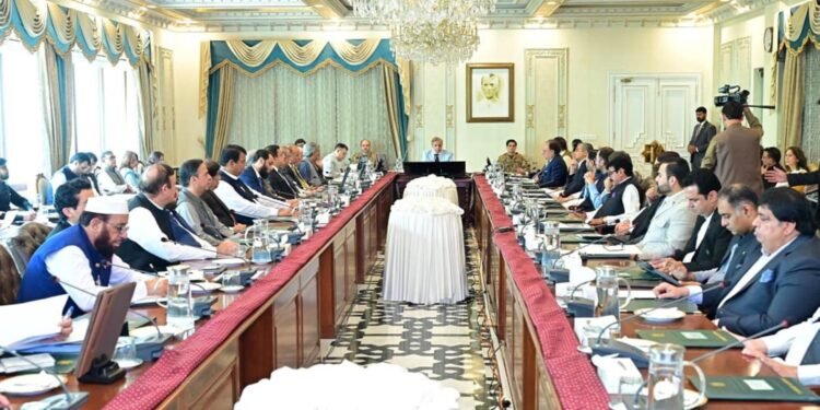 وزیراعظم شہباز شریف سیلاب سے متاثرہ علاقوں میں بحالی کے اقدامات پر خطاب کرتے ہوئے