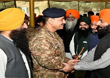 آرمی چیف عاصم منیر کا دورہ کرتارپور پر سکھ برادری سے ملاقات کرتے ہوئے