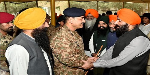 آرمی چیف عاصم منیر کا دورہ کرتارپور پر سکھ برادری سے ملاقات کرتے ہوئے
