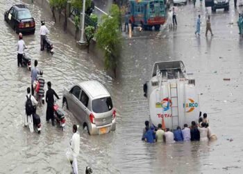 کراچی میں کیا صورتحال ہےپانی جمع ہوا ہے، بجلی بند، شہری مشکلات میں گھیرے