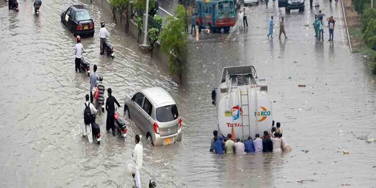 کراچی میں کیا صورتحال ہےپانی جمع ہوا ہے، بجلی بند، شہری مشکلات میں گھیرے