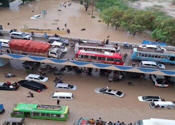 کراچی موسمی صورتحال : اربن فلڈنگ ریکارڈ توڑ بارش، شہر جل تھل ایک ، 5 افراد جاں بحق