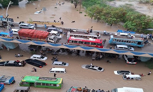 کراچی موسمی صورتحال : اربن فلڈنگ ریکارڈ توڑ بارش، شہر جل تھل ایک ، 5 افراد جاں بحق