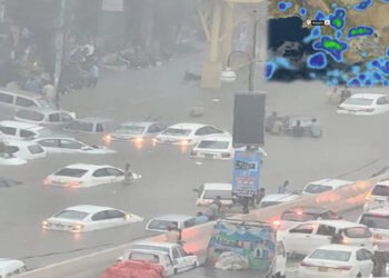 کراچی میں طوفانی بارش کے بعد سڑکیں زیرِ آب اور شہری مشکلات کا شکار