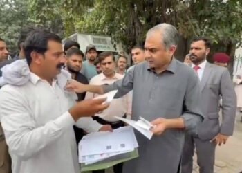 نادرا دفاتر شکایات محسن نقوی کا اچانک دورہ کرتے ہوئے