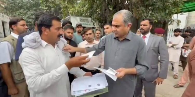 نادرا دفاتر شکایات محسن نقوی کا اچانک دورہ کرتے ہوئے
