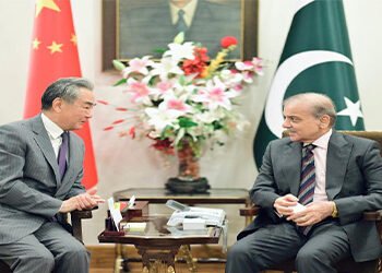 وزیراعظمشہباز شریف اور چینی وزیرخارجہ کی ملاقات کرتے ہوئے