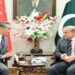 وزیراعظمشہباز شریف اور چینی وزیرخارجہ کی ملاقات کرتے ہوئے