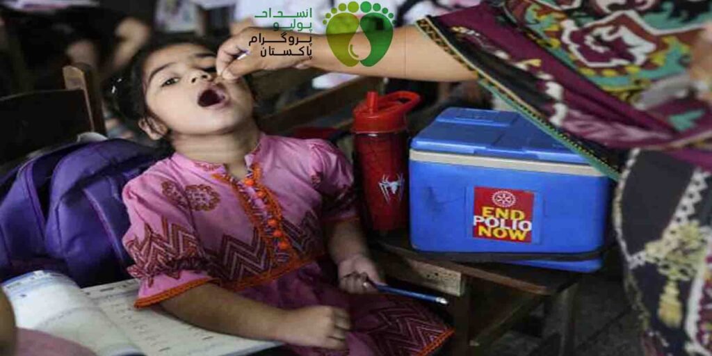 انسدادِ پولیو مہم کے دوران ورکر بچوں کو قطرے پلاتے ہوئے
