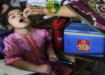 انسدادِ پولیو مہم کے دوران ورکر بچوں کو قطرے پلاتے ہوئے