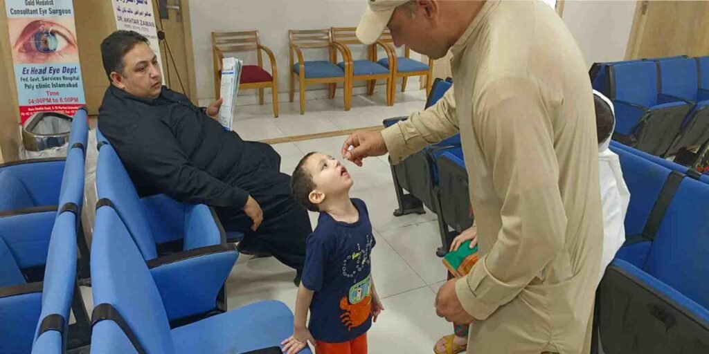 پاکستان میں پولیو وائرس کے خاتمے کے لیے قومی مہم — پولیو ورکرز بچوں کو گھر گھر جا کر ویکسین دے رہے ہیں۔