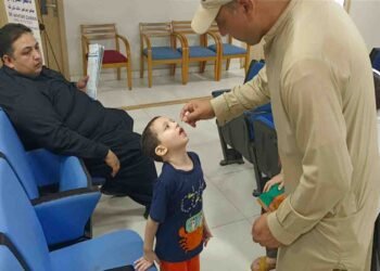 پاکستان میں پولیو وائرس کے خاتمے کے لیے قومی مہم — پولیو ورکرز بچوں کو گھر گھر جا کر ویکسین دے رہے ہیں۔