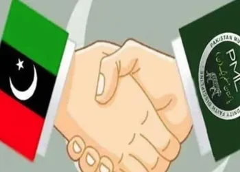 پاکستان پیپلز پارٹی اور مسلم لیگ ن کے رہنما ضمنی انتخابات میں اتحاد کا اعلان کرتے ہوئے"