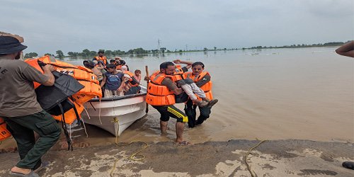 پنجاب سیلاب کا خطرہ متاثرہ افراد کو ریسکیو کرتے ہوئے