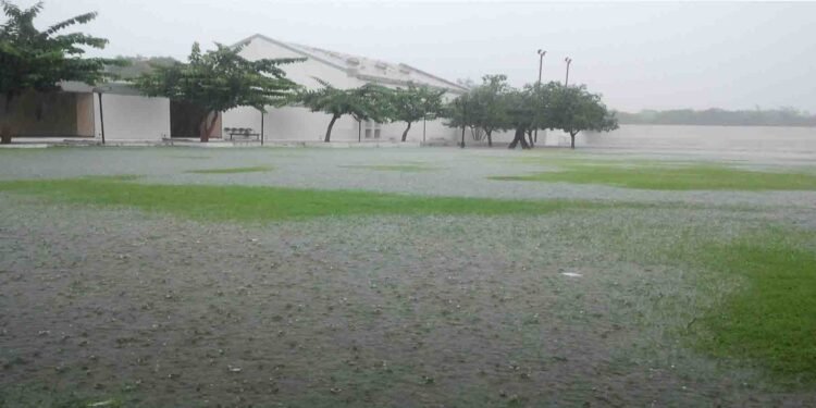 پنجاب میں موسلادھار بارش کے دوران سڑکوں پر پانی جمع