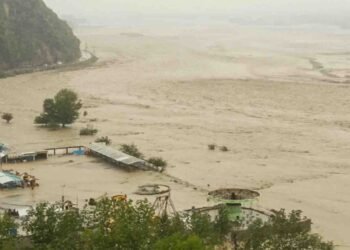 سیلاب سے متاثرہ گاؤں شائی درہ کے تباہ حال مکانات اور اسکول