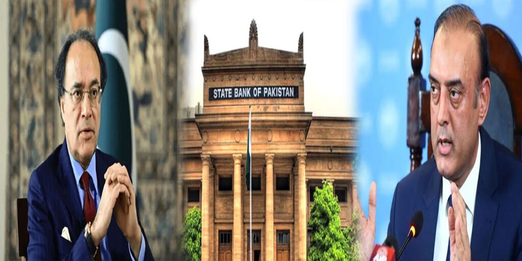 وزیر خزانہ محمد اورنگزیب میڈیا سے گفتگو کرتے ہوئے، پس منظر میں اسٹیٹ بینک اور مہنگائی پر قابو پانے کا ذکر۔