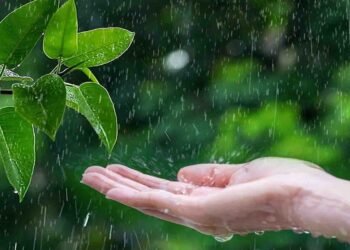 پاکستان میں مون سون بارش کے دوران سڑک پر پانی اور بادلوں کا منظر پاکستان میں بارش کا امکان