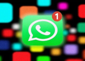 واٹس ایپ رائٹنگ ہیلپ فیچر کا استعمال کرتے ہوئے صارف چیٹ میں پیغام لکھ رہا ہے