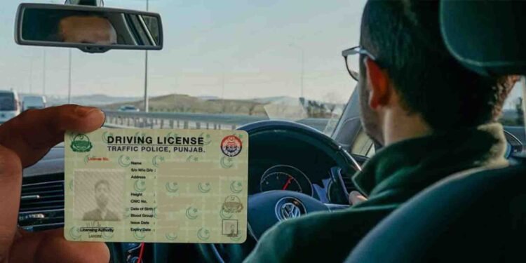 پنجاب پولیس کی جانب سے شہریوں کو ڈرائیونگ لائسنس فراہم کرنے کی سہولت