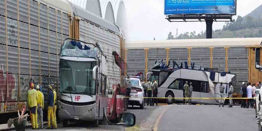 میکسیکو میں ڈبل ڈیکر بس اور ٹرین کے خوفناک حادثے کا منظر