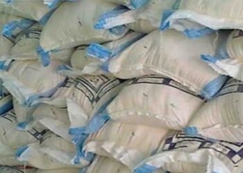 آٹا خریدتے ہوئے شہری، کراچی میں آٹے کی قیمت کم ہونے پر خوش