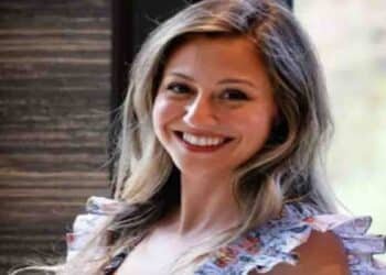 امریکی خاتون کا نیا بزنس ٹرینڈ، بچوں کے نام رکھنے پر والدین سے ڈالر وصول کرتی ہوئی خاتون