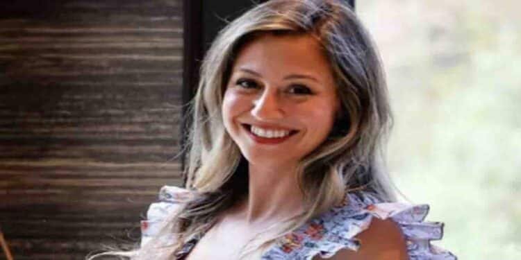 امریکی خاتون کا نیا بزنس ٹرینڈ، بچوں کے نام رکھنے پر والدین سے ڈالر وصول کرتی ہوئی خاتون