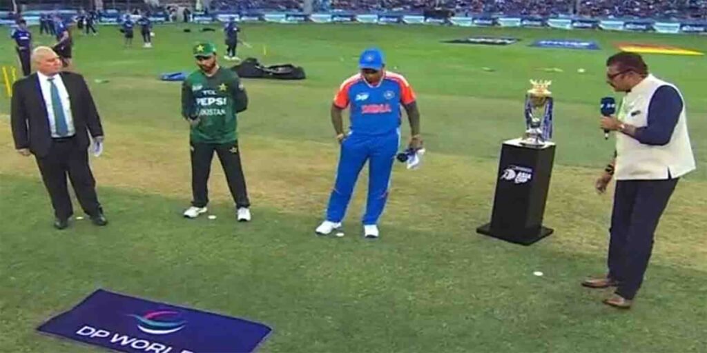 ایشیا کپ 2025 میں پاکستان بمقابلہ بھارت ٹاس کے بعد کھلاڑیوں کا ایکشن