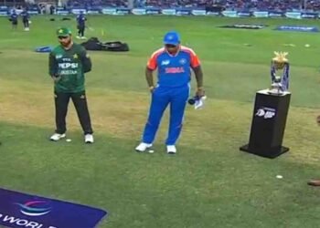 ایشیا کپ 2025 میں پاکستان بمقابلہ بھارت ٹاس کے بعد کھلاڑیوں کا ایکشن