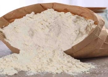 بلوچستان میں آٹے کے بحران سے متاثر عوام قطاروں میں آٹا خریدتے ہوئے