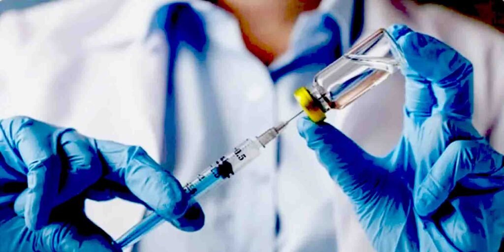 انسداد سرویکل کینسر ویکسین مہم کے دوران بچیوں کو ویکسین لگاتے ہوئے طبی عملہ