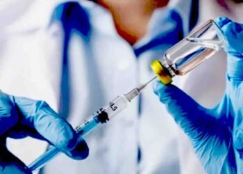 انسداد سرویکل کینسر ویکسین مہم کے دوران بچیوں کو ویکسین لگاتے ہوئے طبی عملہ