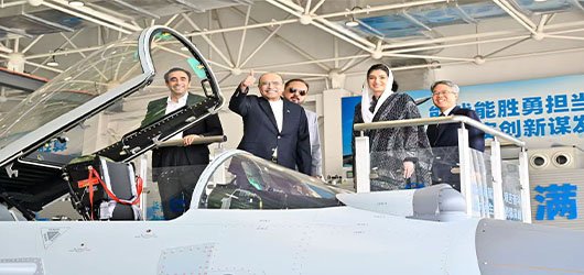 آصف علی زرداری کا دورہ چین کے دوران جے 10 سی ایئرکرافٹ کمپلیکس کا دورہ