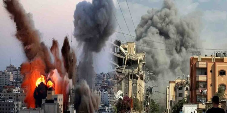 غزہ پر اسرائیلی حملوں کے بعد ملبے تلے دبے فلسطینی خاندان