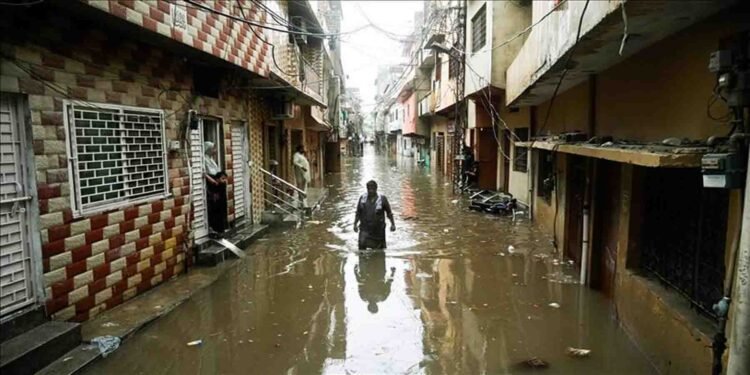 گجرات بارش سے ڈوبا ہوا شہر اور پانی میں ڈوبی سڑکیں