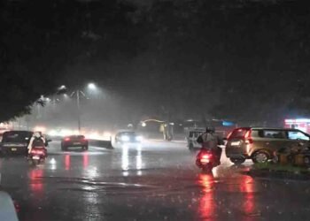 شدید حیدرآباد میں موسلادھار بارش کے بعد نشیبی علاقے پانی میں ڈوب گئے