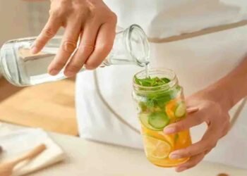 جسم میں پانی کی کمی دور کرنے کے لیے لوڈڈ واٹر کا گلاس