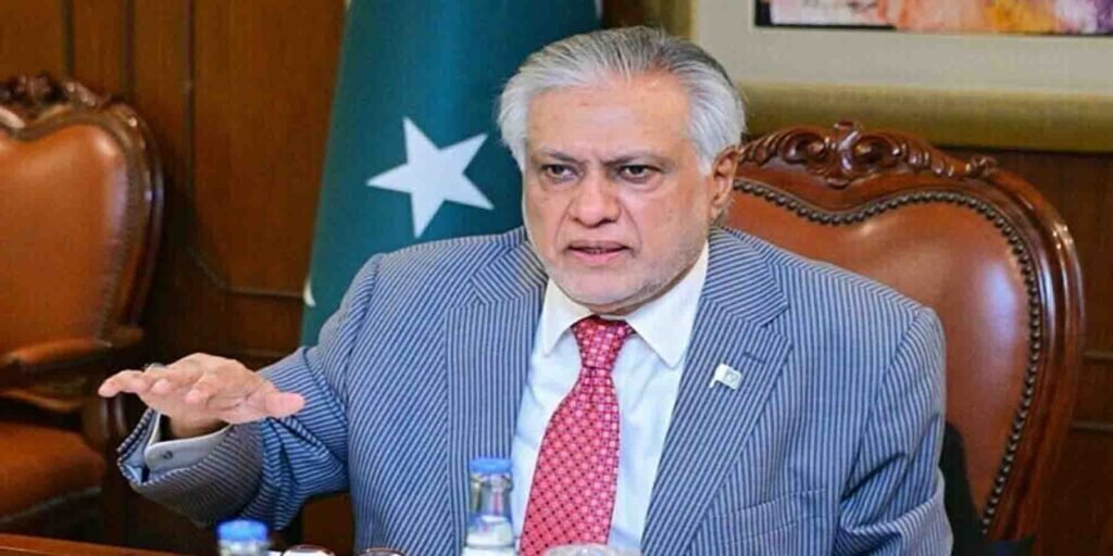 اسحاق ڈار دفاعی معاہدہ پر گفتگو کرتے ہوئے پریس کانفرنس میں خطاب