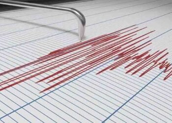 خیبرپختونخوا زلزلہ 2025 میں عوام خوفزدہ ہو کر گھروں سے باہر نکلتے ہوئے