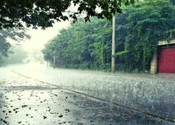 لاہور میں وقفے وقفے سے ہلکی بارش، موسم خوشگوار