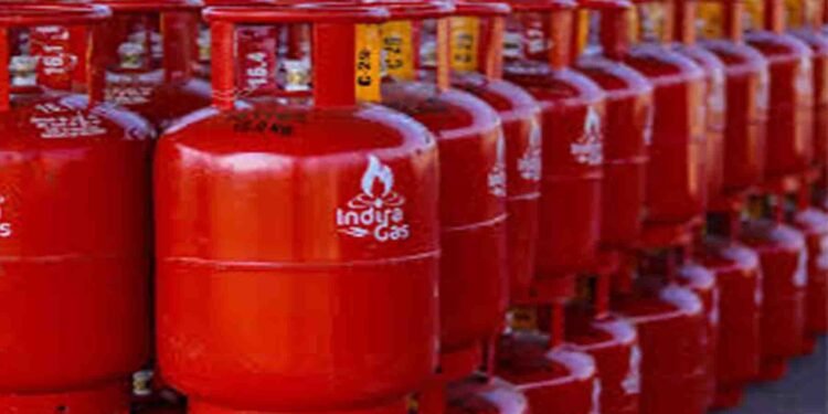 ایل پی جی سلنڈر کی قیمت میں کمی، مہنگائی کے مارے عوام کو ریلیف