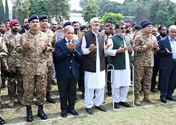میجر عدنان اسلم شہید کی نماز جنازہ راولپنڈی میں فوجی اعزاز کے ساتھ ادا کی جا رہی ہے