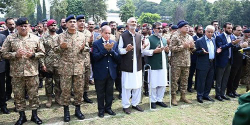 میجر عدنان اسلم شہید کی نماز جنازہ راولپنڈی میں فوجی اعزاز کے ساتھ ادا کی جا رہی ہے