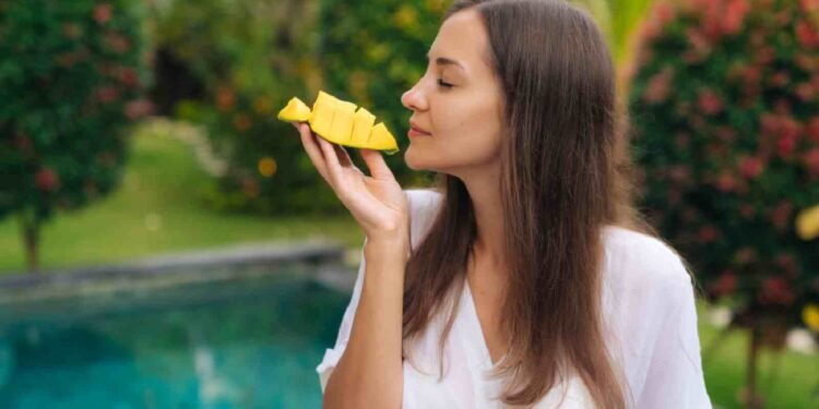 روزانہ آم کھانے کے فوائد: صحت، دل اور ہاضمے کے لیے مفید پھل