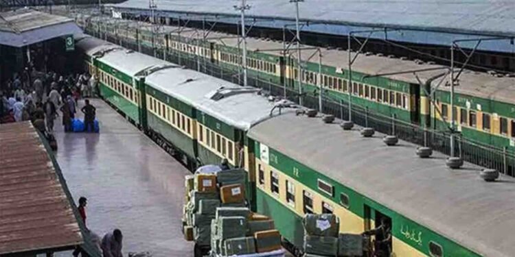 پاکستان ریلوے میں بوگیوں کی کمی اور مسافروں کی مشکلات