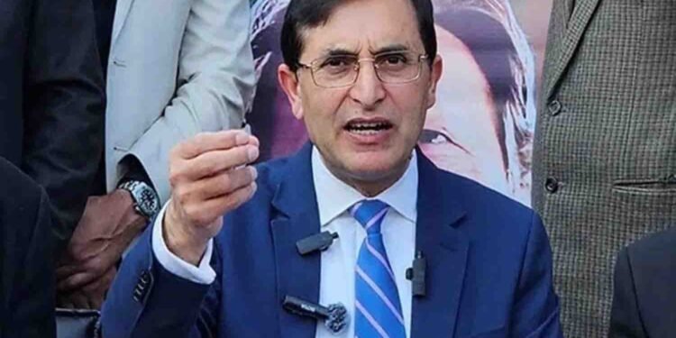 چیئرمین پی ٹی آئی بیرسٹر گوہر میڈیا سے گفتگو کرتے ہوئے اہم بیان دے رہے ہیں