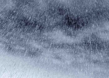 کراچی میں بارش کا اسپیل کے دوران سڑکوں پر پانی جمع ہونے کا منظر