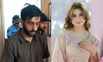 ٹک ٹاکر سامعہ حجاب کے اغوا کیس میں اہم پیشرفت: ملزم حسن زاہد کی ضمانت منسوخ، جیل روانگی کا حکم سوشل میڈیا کے بڑھتے ہوئے اثر و رسوخ نے جہاں کئی افراد کو شہرت عطا کی، وہیں کچھ تلخ اور خطرناک پہلو بھی سامنے آئے۔ حالیہ دنوں میں سامنے آنے والا ٹک ٹاکر سامعہ حجاب کا مبینہ اغوا اور دھمکیوں کا کیس اس کی ایک واضح مثال ہے۔ اس کیس میں مرکزی ملزم حسن زاہد کی ضمانت عدالت نے خارج کر دی ہے اور اسے جوڈیشل ریمانڈ پر جیل بھیج دیا گیا ہے۔ یہ واقعہ نہ صرف ایک سنگین فوجداری مقدمہ ہے بلکہ سوشل میڈیا انفلوئنسرز کے لیے ایک وارننگ بھی ہے کہ شہرت کے ساتھ ساتھ سیکیورٹی کے مسائل بھی بڑھ سکتے ہیں۔ پس منظر: سامعہ حجاب اور حسن زاہد کا تعلق متاثرہ ٹک ٹاکر سامعہ حجاب کے مطابق، ملزم حسن زاہد سے ان کی دوستی تقریباً چھ ماہ قبل ہوئی تھی، جو بعد میں منگنی میں بدل گئی۔ ابتدا میں حسن ایک مہذب اور خیال رکھنے والا شخص لگا، لیکن وقت کے ساتھ اس کے رویے میں تبدیلی آتی گئی۔ سامعہ نے بتایا کہ جب ان کی قریبی دوست اور معروف ٹک ٹاکر ثنا یوسف کا قتل ہوا، تو وہ شدید ذہنی دباؤ کا شکار ہو گئیں اور حسن سے فاصلہ اختیار کرنا شروع کر دیا۔ اسی دوران حسن کا رویہ جارحانہ ہو گیا اور وہ دھمکیاں دینے لگا۔ اغوا کی کوشش: سامعہ کے انکشافات سامعہ حجاب کے مطابق، حسن زاہد نے انہیں زبردستی گاڑی میں بٹھانے کی کوشش کی اور واضح الفاظ میں کہا: "اب ہم تمہیں اپنے ساتھ لے کر جائیں گے، تمہیں اپنے گھر کے بیسمنٹ میں بند کر دیں گے جہاں تمہیں کوئی نہیں ڈھونڈ سکے گا۔" یہ الفاظ ایک سنگین خطرے کی نشان دہی کرتے ہیں اور اس واقعہ کی سنگینی کو اجاگر کرتے ہیں۔ سامعہ کا کہنا ہے کہ وہ بڑی مشکل سے اس صورتحال سے بچ کر نکلیں اور پولیس کو فوری طور پر اطلاع دی۔ پولیس کارروائی اور گرفتاریاں پولیس نے فوری کارروائی کرتے ہوئے حسن زاہد کو حراست میں لے لیا اور ابتدائی طور پر دھمکیاں دینے اور نقدی چھیننے کے مقدمے میں 2 روزہ جسمانی ریمانڈ حاصل کیا۔ بعد ازاں، اغوا کے ایک نئے مقدمے میں بھی حسن کے خلاف کارروائی کی گئی، جس میں پولیس نے 8 دن کے جسمانی ریمانڈ کی درخواست کی۔ تاہم عدالت نے ریمانڈ کی بجائے جوڈیشل ریمانڈ منظور کرتے ہوئے حسن زاہد کو جیل بھیجنے کا حکم دے دیا۔ پولیس کے مطابق، ملزم سے موبائل فون، گاڑی اور اسلحہ برآمد کیا جائے گا۔ مزید یہ کہ حسن زاہد کی نشاندہی پر دیگر ممکنہ ملزمان کی گرفتاری بھی متوقع ہے، جو اس اغوا کی سازش میں شامل ہو سکتے ہیں۔ قانونی نقطہ نظر: ضمانت کی منسوخی عدالت کی جانب سے حسن زاہد کی ضمانت مسترد کیے جانے کا فیصلہ اس بات کا ثبوت ہے کہ عدالت نے متاثرہ فریق کی بات کو سنجیدگی سے سنا اور کیس میں موجود شواہد کو قابلِ توجہ گردانا۔ عدالت نے قرار دیا کہ کیس کی سنگینی اور متاثرہ فرد کے خدشات کے پیشِ نظر ملزم کو جیل بھیجنا ہی مناسب ہے تاکہ تفتیش بغیر کسی دباؤ کے مکمل ہو سکے۔ سوشل میڈیا کا کردار اس واقعہ میں ایک اور اہم پہلو سوشل میڈیا کا کردار ہے۔ سامعہ حجاب اور ان کی مرحومہ دوست ثنا یوسف دونوں ہی سوشل میڈیا پر مقبول ٹک ٹاکرز تھیں۔ سامعہ نے اپنے ساتھ پیش آنے والے واقعہ کی تفصیلات بھی عوام کے ساتھ سوشل میڈیا کے ذریعے شیئر کیں، جس کے بعد یہ معاملہ قومی میڈیا کی سرخیوں میں آ گیا۔ عوامی دباؤ اور میڈیا کی توجہ نے یقینی طور پر پولیس کو فوری کارروائی پر مجبور کیا، جو ایسے کیسز میں اکثر تاخیر کا شکار ہو جاتے ہیں۔ متاثرہ خاتون کا بیان اور نفسیاتی اثرات سامعہ حجاب کا کہنا ہے کہ ثنا یوسف کے قتل کے بعد وہ مسلسل ذہنی دباؤ کا شکار تھیں اور حسن زاہد کا رویہ ان کے لیے مزید پریشان کن بن گیا۔ وہ کہتی ہیں کہ: "جب میں نے فاصلہ اختیار کرنا شروع کیا، تب اس نے اصل چہرہ دکھایا۔ نہ صرف دھمکیاں دیں بلکہ مجھے اغوا کرنے کی کوشش بھی کی۔" ان بیانات سے اندازہ لگایا جا سکتا ہے کہ متاثرہ خاتون اس وقت شدید خوف اور ذہنی دباؤ کا سامنا کر رہی ہیں، جو کہ ہر اس فرد کے لیے لمحہ فکریہ ہے جو عوامی سطح پر پہچانا جاتا ہے۔ خواتین کے تحفظ پر سوالیہ نشان یہ واقعہ صرف سامعہ حجاب تک محدود نہیں بلکہ یہ ایک وسیع تر سماجی مسئلے کی نشاندہی کرتا ہے۔ سوشل میڈیا پر سرگرم خواتین کے ساتھ اس قسم کے واقعات کا ہونا اس بات کا ثبوت ہے کہ پاکستان میں خواتین، خصوصاً بااثر سوشل میڈیا پرسنالٹیز، کے تحفظ کو یقینی بنانے کے لیے مزید مؤثر اقدامات کی ضرورت ہے۔ مستقبل کے امکانات پولیس کا کہنا ہے کہ وہ اس کیس میں تفتیش کو مزید آگے بڑھا رہے ہیں اور اسلحہ، گاڑی اور دیگر شواہد برآمد کیے جائیں گے۔ اگر تحقیقات میں یہ بات ثابت ہو گئی کہ اغوا کی کوشش واقعی موجود تھی، تو حسن زاہد کو طویل قانونی کارروائی کا سامنا کرنا پڑ سکتا ہے۔ اس کے علاوہ، اس کیس کے منظرِ عام پر آنے سے دیگر متاثرہ خواتین کو بھی حوصلہ مل سکتا ہے کہ وہ اپنے ساتھ ہونے والی زیادتیوں کے خلاف آواز بلند کریں۔ نتیجہ ٹک ٹاکر سامعہ حجاب کا اغوا اور دھمکیوں کا کیس صرف ایک فرد کا مسئلہ نہیں بلکہ سوشل میڈیا سے جڑی شہرت اور خطرات کا آئینہ ہے۔ حسن زاہد کی ضمانت کا مسترد ہونا اور اس کی جیل روانگی اس بات کی علامت ہے کہ عدالتی نظام متاثرہ افراد کو سننے اور تحفظ فراہم کرنے کے لیے متحرک ہے۔ تاہم، یہ بھی ضروری ہے کہ ایسے واقعات کی مکمل، غیر جانبدارانہ اور شفاف تفتیش ہو تاکہ مجرموں کو ان کے منطقی انجام تک پہنچایا جا سکے۔ سامعہ حجاب نے اپنے خوف اور حقیقت کو دنیا کے سامنے لا کر ایک بہادر قدم اٹھایا ہے، جو ممکنہ طور پر دوسرے متاثرین کو بھی آواز اٹھانے کی ہمت دے گا۔ ریاستی اداروں، عدالتوں، میڈیا اور عوام کو ایسے معاملات میں سنجیدگی، ہمدردی اور قانون کے مطابق کردار ادا کرنا ہوگا تاکہ معاشرے میں خواتین کا تحفظ یقینی بنایا جا سکے، اور سوشل میڈیا کی دنیا ایک محفوظ جگہ بن سکے۔