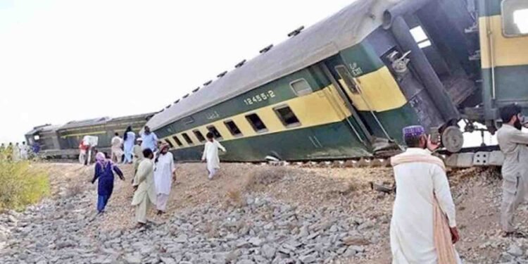 سکھر ایکسپریس بوگیاں پٹڑی سے اُتر گئیں کا منظر